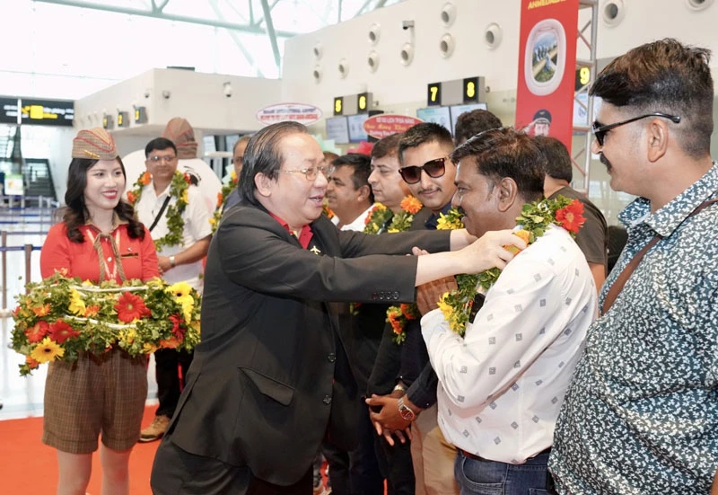 Phó Tổng giám đốc Vietjet Đỗ Xuân Quang tặng hoa chào mừng các hành khách trên chuyến bay khai trương Đà Nẵng - Ahmedabad A8.jpg