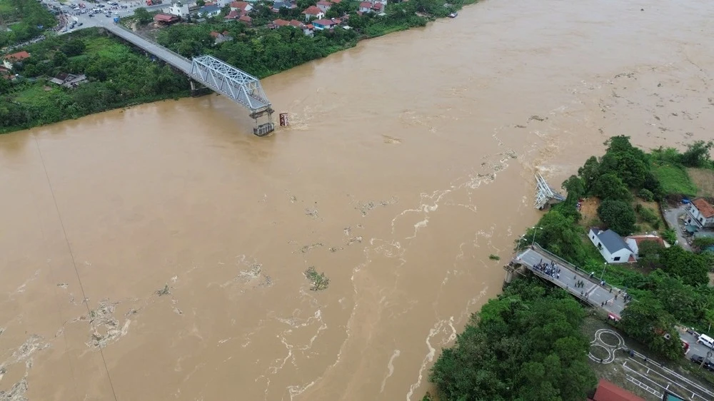 Cầu Phong Châu bị sập do nước lũ cuốn trôi mố trụ cầu. (Ảnh: PV/Vietnam+)