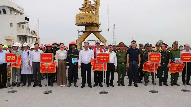 Các lực lượng tham gia diễn tập ứng phó sự cố tràn dầu. quang cảnh chuẩn bị buổi diễn tập.jpg