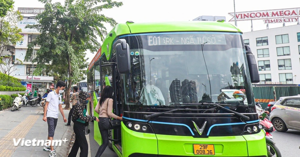 Một tuyến buýt điện tại Hà Nội do Công ty Vinbus vận hành. (Ảnh: Việt Hùng/Vietnam+)