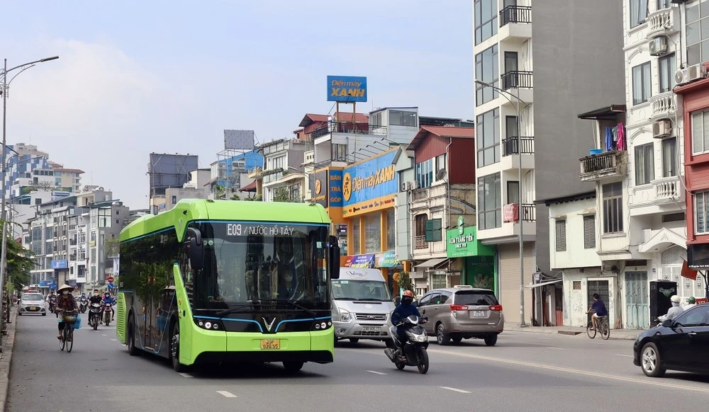 Hà Nội sẽ tiếp tục triển khai thêm các tuyến xe buýt điện. (Ảnh: Việt Hùng/Vietnam+)