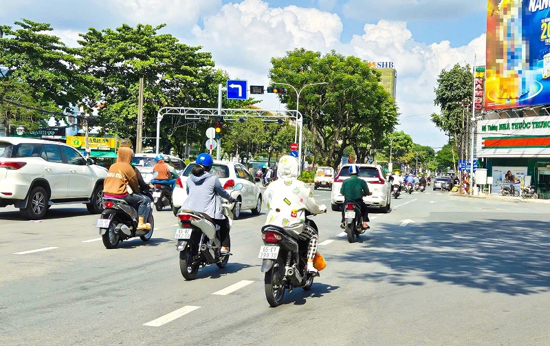 Hệ thống đèn tín hiệu trên đại lộ Hoà Bình tại nút giao công viên Lưu Hữu Phước