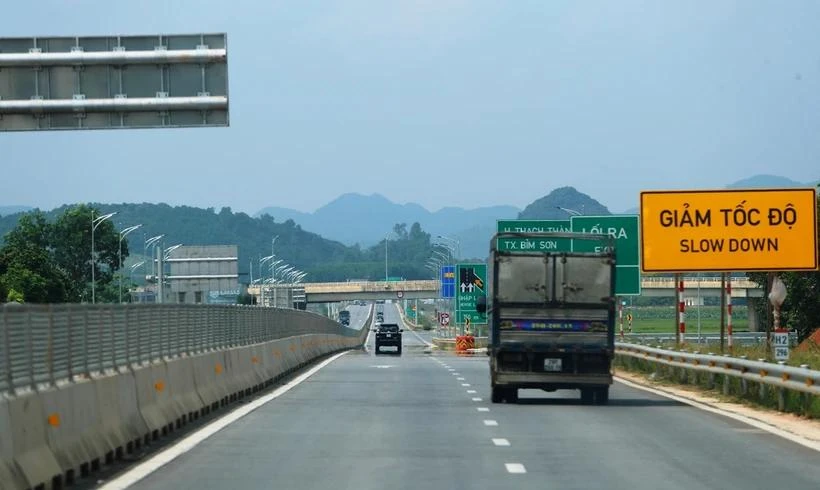 Phương tiện lưu thông trên một đoạn tuyến cao tốc Bắc-Nam phía Đông được hoàn thành và đưa vào khai thác. (Ảnh: Việt Hùng/Vietnam+) 