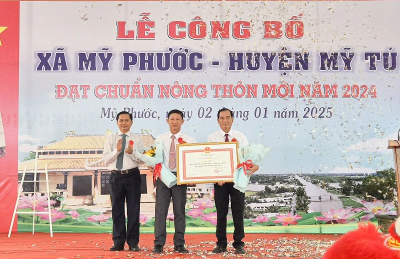 Chủ tịch UBND tỉnh Sóc Trăng Trần Văn Lâu trao quyết định công nhận xã anh hùng Mỹ Phước đạt chuẩn nông thôn mới