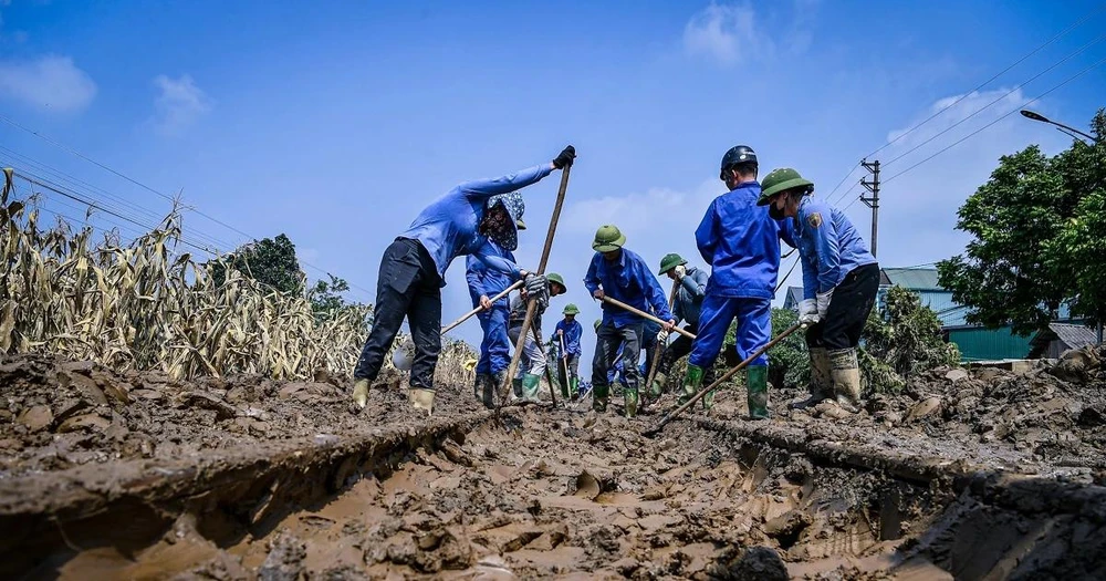 Công nhân đường sắt khắc phục một vị trí ray tàu bị bão lũ ảnh hưởng. (Ảnh: PV/Vietnam+) 