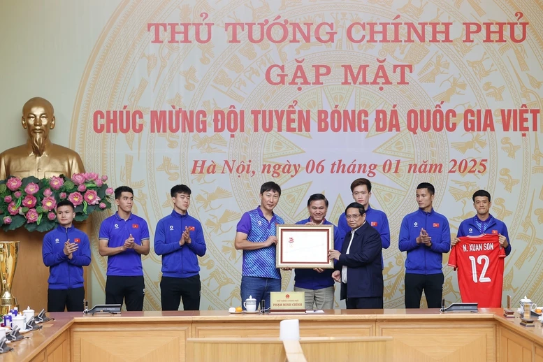 Thủ tướng trao tặng Huân chương Lao động hạng Nhất cho Đội tuyển Bóng đá Nam Quốc gia - Ảnh: VGP/Nhật Bắc 