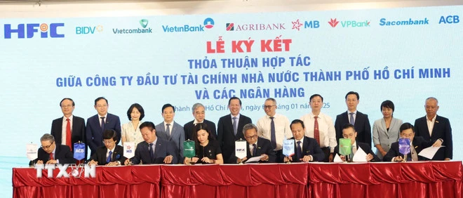 Lễ ký kết thỏa thuận hợp tác giữa HFIC và các ngân hàng, nhằm tăng cường huy động nguồn vốn cho các dự án phát triển hạ tầng trọng điểm của Thành phố Hồ Chí Minh. (Ảnh: Hứa Chung/TTXVN)