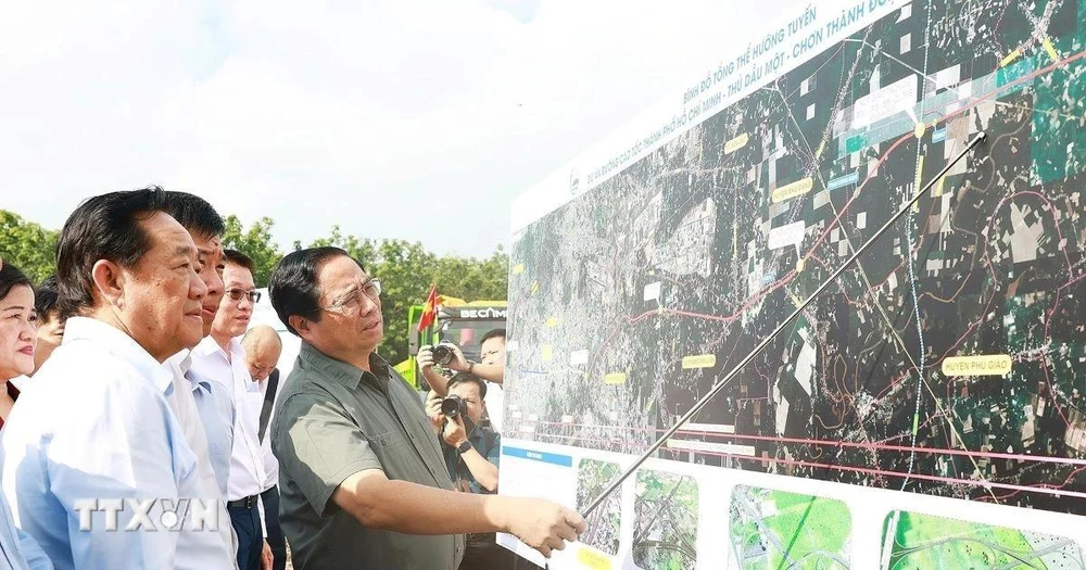 Thủ tướng Phạm Minh Chính kiểm tra hướng tuyến dự án cao tốc Thành phố Hồ Chí Minh-Thủ Dầu Một-Chơn Thành. (Ảnh: Dương Giang/TTXVN)