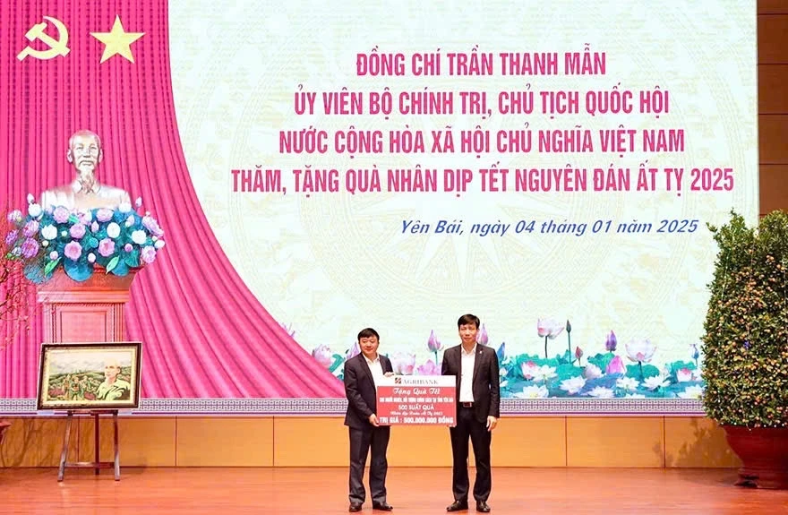 Đại diện Agribank, đồng chí Phạm Đức Tuấn - Thành viên HĐTV, Chủ tịch Công đoàn Agribank đã trao 500 triệu đồng hỗ trợ người dân và lực lượng vũ trang tại địa bàn tỉnh Yên Bái