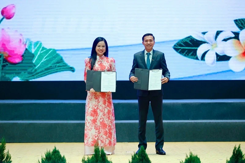 Bà Nguyễn Thị Thanh Bình, Chủ tịch Công ty TNHH MTV điện gió Savan 1 và ông Phạm Như Ánh, Tổng giám đốc Ngân hàng TMCP Quân Đội (MB) trao thỏa thuận thu xếp vốn cho dự án điện gió Savan 1. (Ảnh Nhật Bắc/VGP) Ảnh 2 (1).jpg