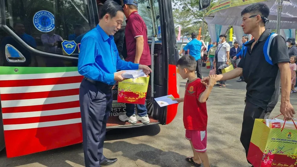 Ông Lê Văn Hòa, Chủ tịch LĐLĐ tỉnh trao quà cho NLĐ trước khi lên chuyến xe công đoàn để bắt đầu hành trình về quê sum họp cùng gia đình. Ảnh: M.K.