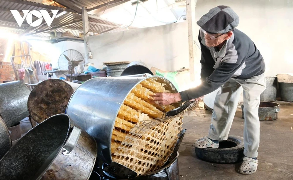 Ông Đồng Văn Chính, chủ cơ sở Bằng Lắm đang kiểm tra thùng đường sau 9 ngày kết tinh