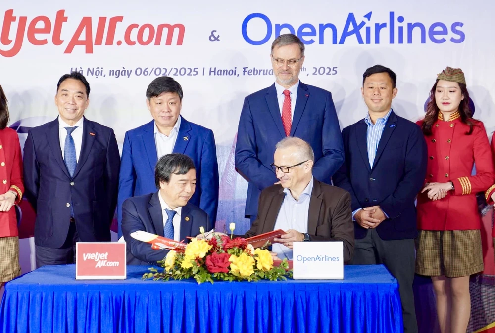 Phó Tổng giám đốc Vietjet Nguyễn Đức Thịnh (trái) và CEO OpenAirlines Alexandre Feray (phải) ký kết thoả thuận chiến lược triển khai ứng dụng SkyBreathe® tối ưu nhiên liệu bay, giảm xả thải CO2