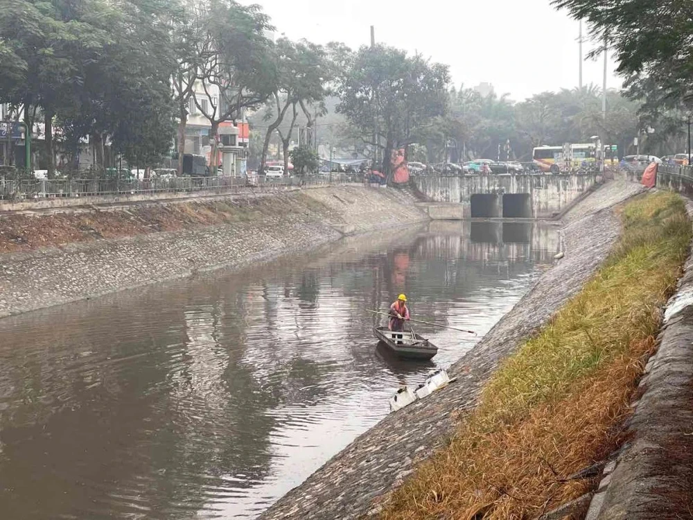 Nước sông Tô Lịch ngày nay bị ô nhiễm, có màu đen, bốc mùi hôi thối. Ảnh: Khánh An/Báo Lao động