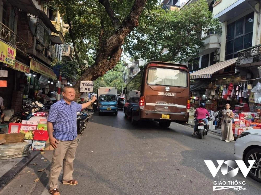 Đoàn xe hợp đồng cỡ lớn trên phố Hàng Chiếu. Ảnh: Quách Đồng