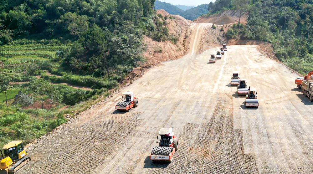 Thi công cao tốc cửa khẩu Hữu Nghị - Chi Lăng.