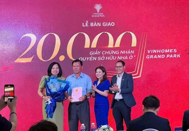 Cư dân Vinhomes Grand Park đón ‘mưa’ sổ hồng