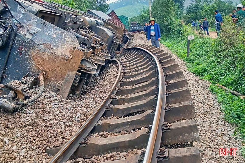 Va chạm xe tải, tàu hỏa lật nghiêng xới tung hàng trăm mét đường ray