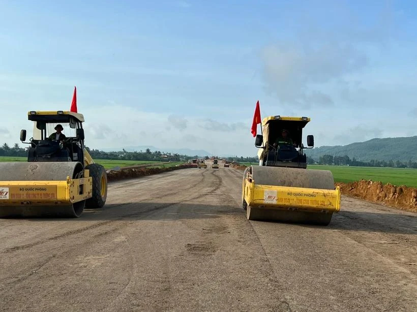 Nhà thầu thi công nền đường tại một dự án đường bộ cao tốc. (Ảnh: Việt Hùng/Vietnam+)