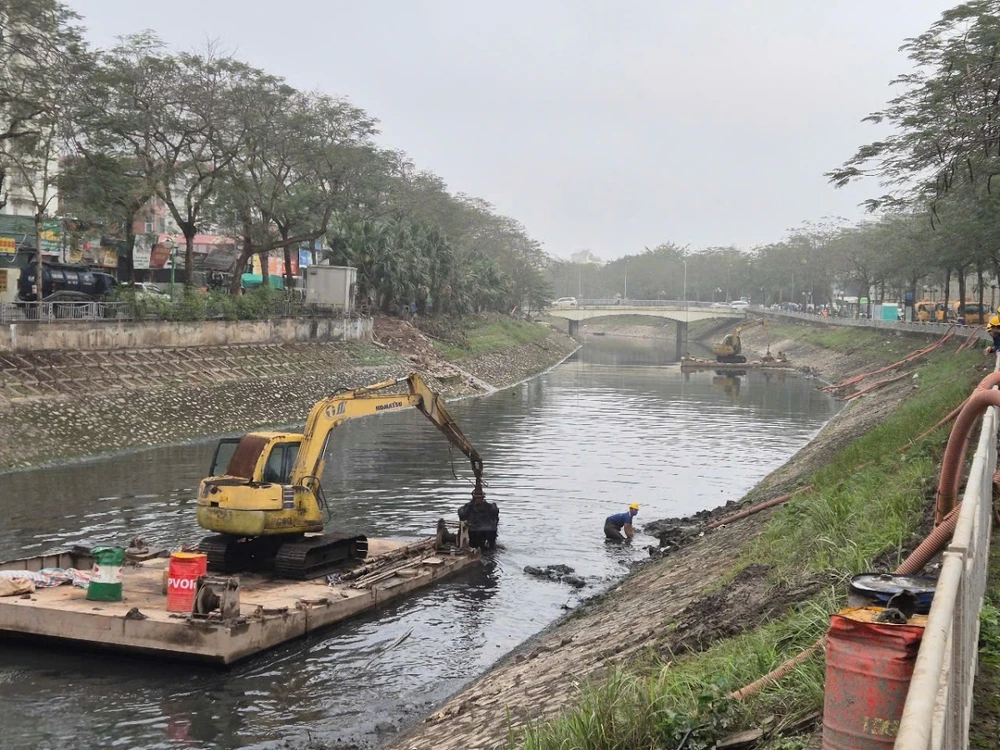 Sông Tô Lịch đang được nạo vét từ đầu tháng 2/2025 đến nay