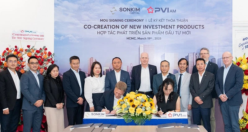 Đại diện Ban lãnh đạo SonKim Capital và PVIAM tham gia lễ ký kết