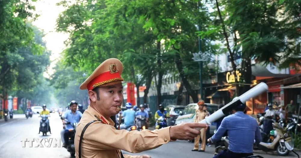 Lực lượng Cảnh sát giao thông thực hiện phân luồng. (Ảnh minh họa: Tuấn Anh/TTXVN)