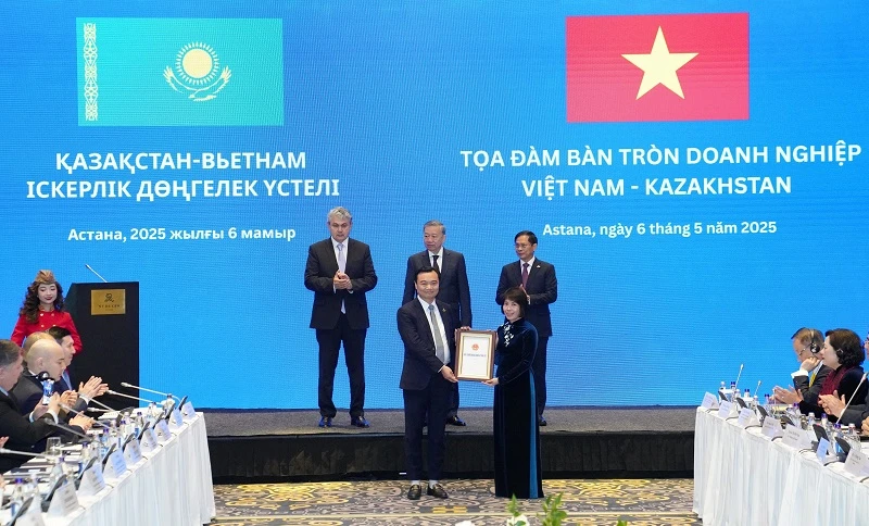 Bộ Tài chính Việt Nam trao Giấy chứng nhận đầu tư ra nước ngoài cho Công ty Aviation Holdings Photo 6.jpg