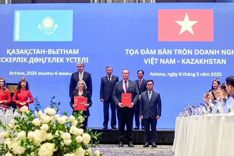 Tổng Giám đốc Vietjet Đinh Việt Phương, Chủ tịch Qazaq Air Andrew Cowen và bà Aysem Sargin, Giám đốc điều hành Boeing khu vực Thổ Nhĩ Kỳ và Trung Á, trao Thỏa thuận khung về hỗ trợ kỹ thuật cho đội tàu bay Boeing 737 trong tương lai Photo 7.jpg