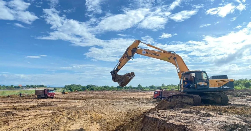 Nhà đầu tư thi công nền móng mặt bằng một trạm dừng nghỉ trên tuyến cao tốc Bắc-Nam phía Đông. (Ảnh: Việt Hùng/Vietnam+)
