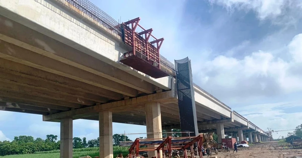 Nhà thầu thi công một hạng mục cầu cạn trên tuyến cao tốc Bắc-Nam phía Đông. (Ảnh: Việt Hùng/Vietnam+)