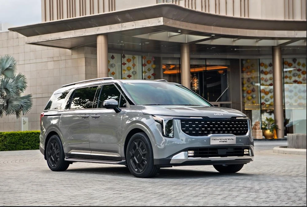 Phiên bản Kia Carnival Hybrid sở hữu công nghệ hỗ trợ lái xe an toàn E-VMC