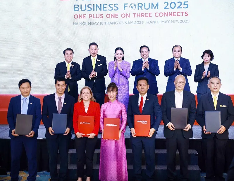 Bà Penny Burtt, Chủ tịch Boeing vùng (thứ ba từ trái sang, hàng trước), Chủ tịch Vietjet Nguyễn Thị Phương Thảo (giữa, hàng trước) và Tổng giám đốc Vietjet Thái Lan Woranate Laprabang (thứ ba từ phải sang, hàng trước) trao thỏa thuận chuyển giao 50 tàu bay Boeing 737 cho Vietjet Thái Lan với sự chứng kiến của Thủ tướng Chính phủ Phạm Minh Chính và Thủ tướng Thái Lan Paetongtarn Shinawatra