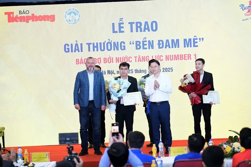 Đại diện Nhãn hàng Number One trao giải thưởng “Bền Đam Mê” cho TS. Trần Ngọc Quang 3 (2).jpg