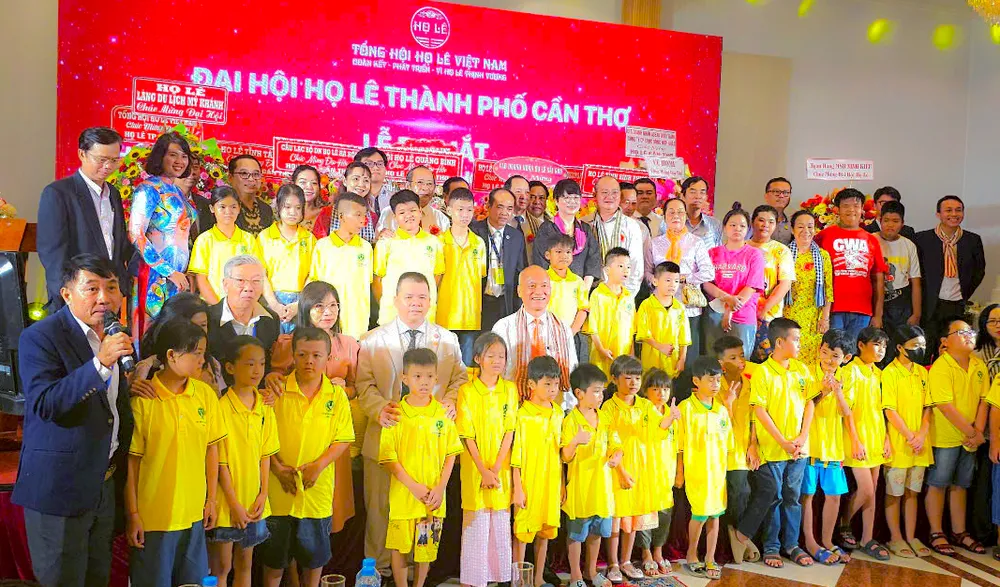 Trao quà cho trẻ em có hoàn cảnh khó khăn, cơ nhỡ tại TP Cần Thơ