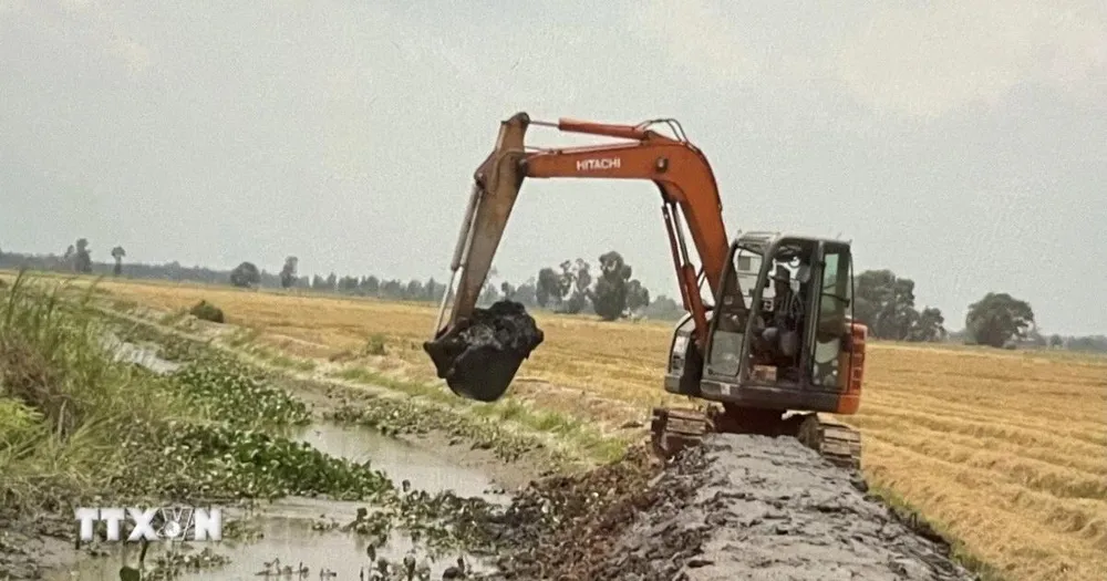 Nạo vét kênh mương nội đồng để đảm bảo nguồn nước ngọt tưới lúa tại Long An. (Ảnh: Hồng Nhung/TTXVN)