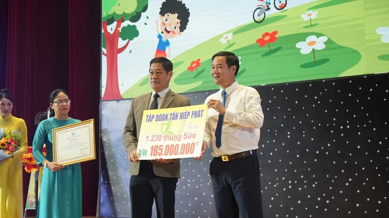 Ông Lâm Bình Vũ – Giám đốc Chuỗi cung ứng Công ty Tân Hiệp Phát trao biểu trưng tài trợ. 2 (5).jpg