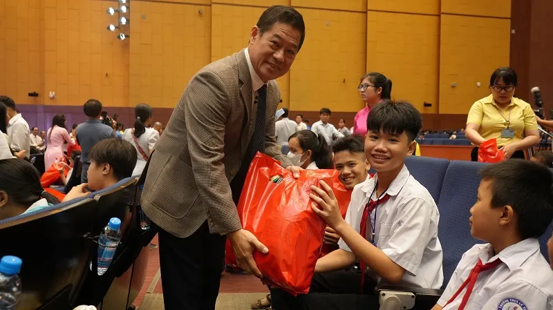 Công ty Tân Hiệp Phát đã trao tặng hàng ngàn suất học bổng cho các em học sinh có hoàn cảnh khó khăn, nỗ lực vươn lên trong học tập. 3 (5).jpg