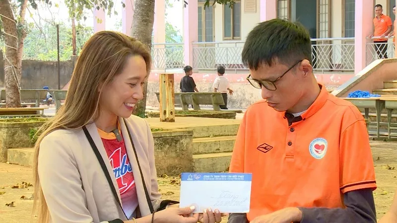 Đại sứ thương hiệu Number 1 gửi món quà động viên tinh thần đến Nguyễn Tài Nam 4 (6).jpg