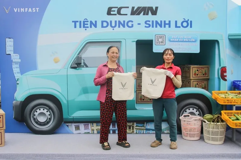 VinFast EC Van thu hút giới tiểu thương Hà Nội.