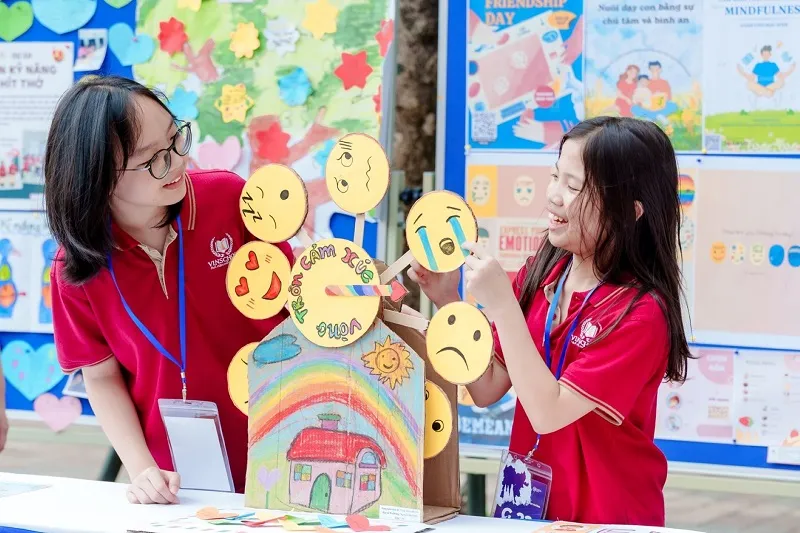 Học sinh Vinschool sáng tạo "Vòng tròn cảm xúc" từ vật liệu tái chế, giúp cộng đồng nhận diện, chia sẻ cảm xúc một cách tích cực và cởi mở. Anh 2 (2).jpg