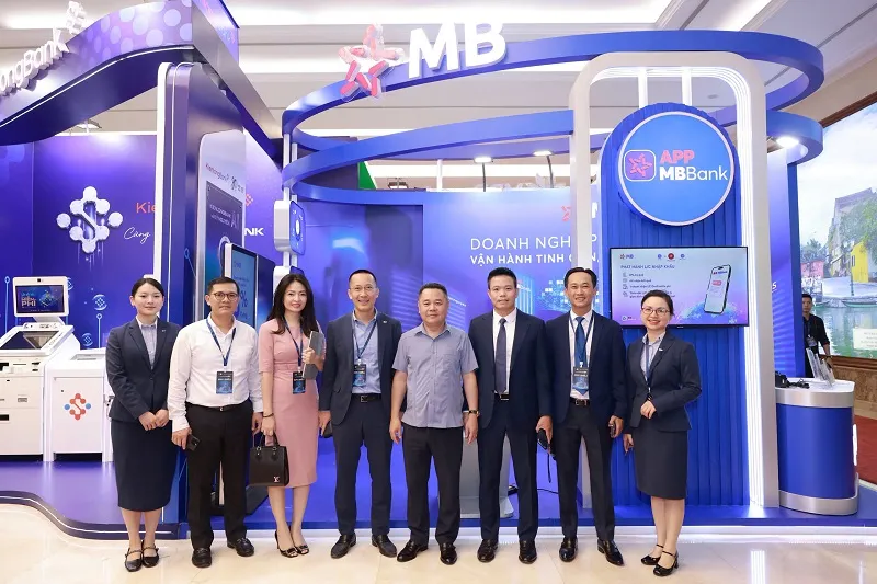 Đại diện MB đồng hành tại sự kiện Ngày chuyển đổi số 2025 – NHNN 4156aa577c17c8499106.jpg