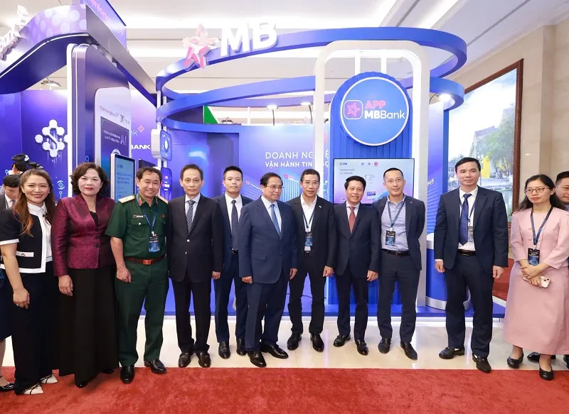 Thủ tướng chính phủ Phạm Minh Chính và Thống đốc NHNN Nguyễn Thị Hồng tham quan gian hàng của MB tại sự kiện Chuyển đổi số ngành Ngân hàng 2025