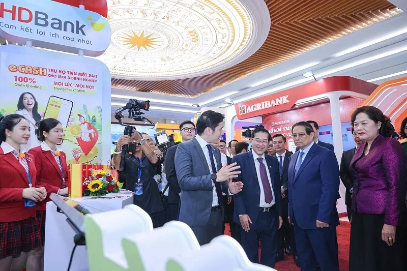 Thủ tướng Chính phủ, Thống đốc Ngân hàng Nhà nước và đoàn lãnh đạo tham quan không gian số của HDBank tại sự kiện HDBank12.jpg
