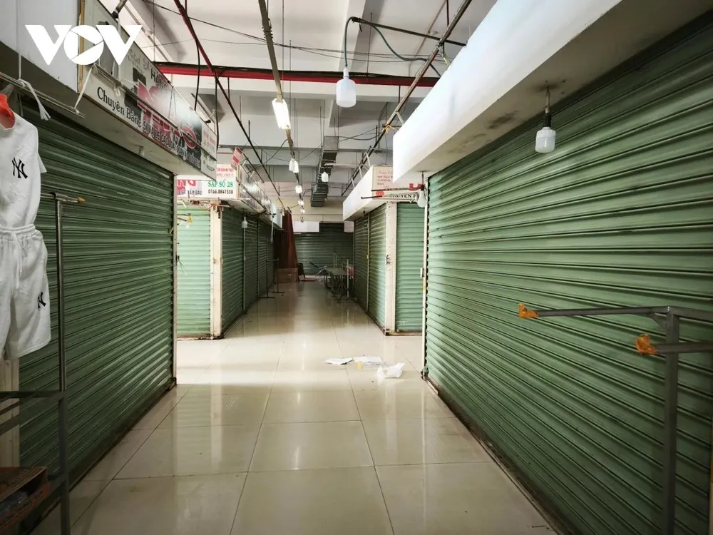 Rất nhiều sạp hàng tại chợ đóng cửa