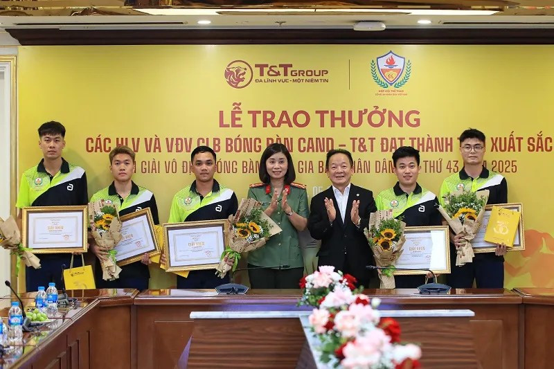 Ông Đỗ Quang Hiển và Đại tá Nguyễn Thị Thúy Thanh trao thưởng cho các VĐV xuất sắc giành HCV