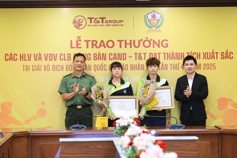 Ông Đỗ Vinh Quang, Phó Chủ tịch HĐQT Tập đoàn T&T Group và Đại tá Nguyễn Xuân Hải, Giám đốc Trung tâm Huấn luyện và Thi đấu Thể thao CAND trao thưởng cho VĐV Hoàng Trà My và Trần Mai Ngọc TT12.jpg