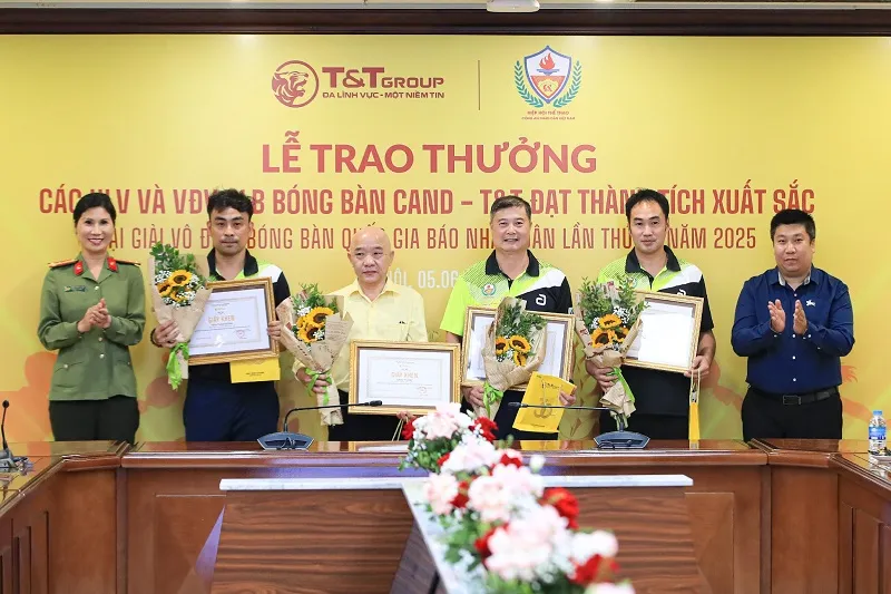 Ban Huấn luyện CLB Bóng bàn CAND – T&T nhận giải thưởng sau thành tích đạt được tại Giải vô địch Bóng bàn quốc gia Báo Nhân Dân vừa qua TT14.jpg