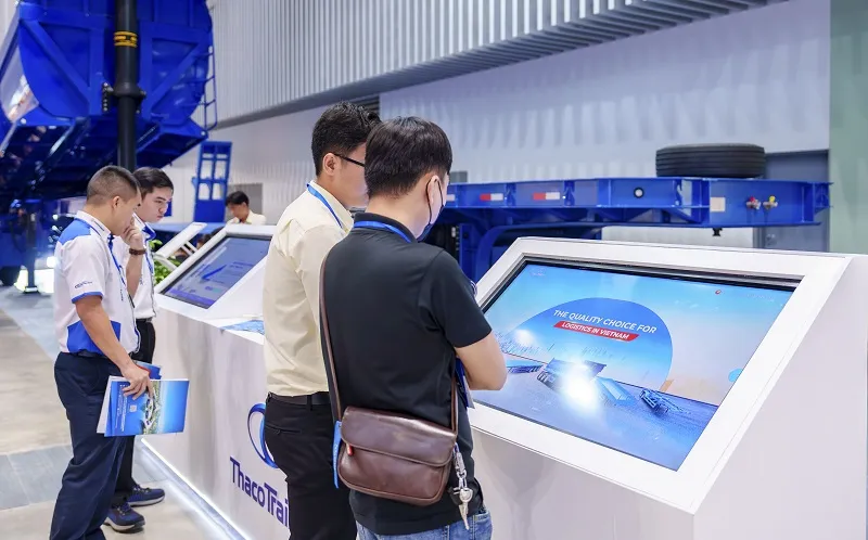Khách hàng tìm hiểu, đánh giá sản phẩm Sơ mi rơ moóc Thaco Trailers 5. Khách hàng tìm hiểu, đánh giá sản phẩm SMRM Thaco Trailers.jpg