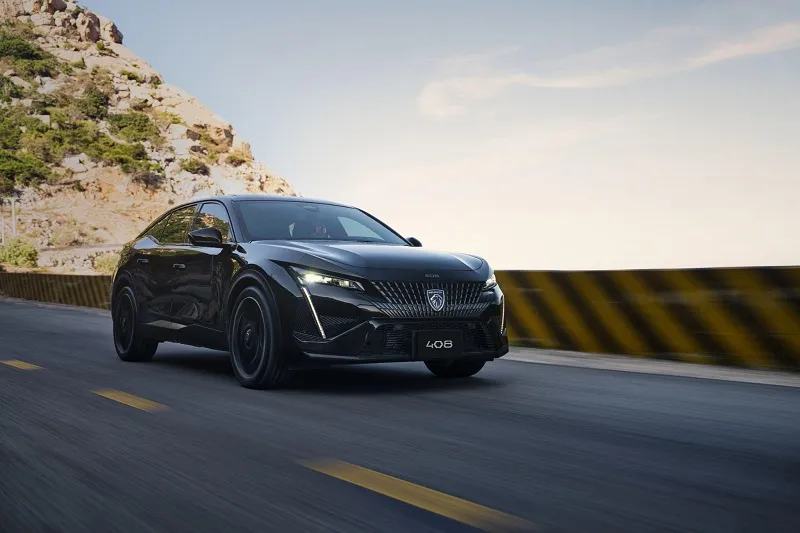 Peugeot 408 trang bị động cơ 1.6L tăng áp PureTech, cho khả năng vận hành ấn tượng peug13.jpg