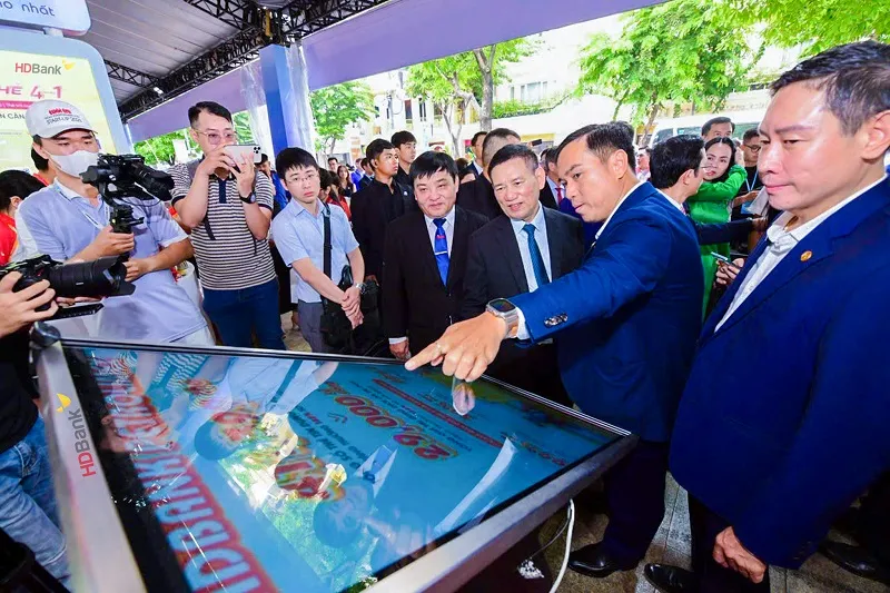Phó Thủ tướng Hồ Đức Phớc cùng đoàn đại biểu cấp cao thăm không gian giới thiệu các giải pháp tài chính số của HDBank tại sự kiện